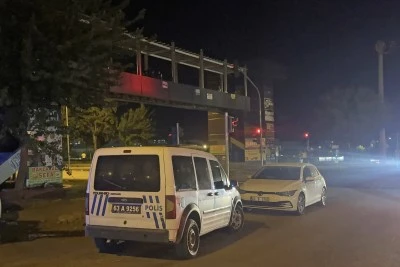 &Uuml;st ge&ccedil;itten d&uuml;şen polis memuru yaralandı