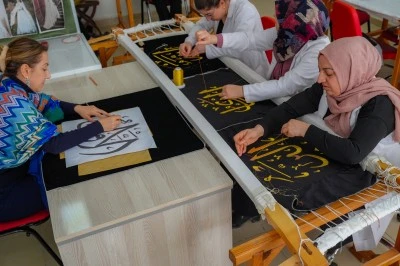Usta &ouml;ğreticiler Esma-&uuml;l H&uuml;sna'yı el emeğiyle işliyor