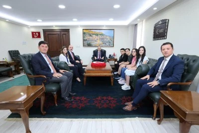 Vali Akkoyun, LGS sınavında tam puan alan &ouml;ğrencileri ağırladı