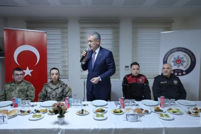 Vali Akkoyun &ouml;zel harekat polisleriyle iftar yaptı
