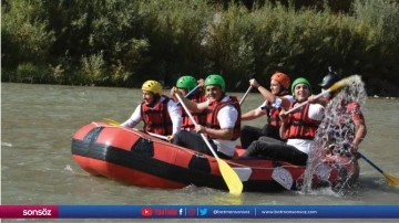 Vali &Ccedil;elik ve protokol &uuml;yeleri sporcularla rafting yaptı