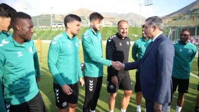 Vali &Ccedil;ift&ccedil;i, Erzurum'da kamp yapan Konyaspor'u ziyaret etti