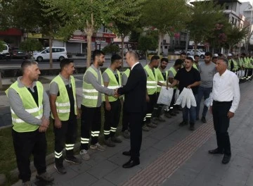 Vali, ilk bayramlaşmayı temizlik personeli ile yaptı