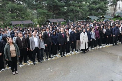 Vali Kızılkaya, 14 Eyl&uuml;l Anadolu Lisesi'ndeki bayrak t&ouml;renine katıldı