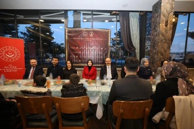 Vali Kızılkaya, evlilik kredisinden yararlanan &ccedil;iftlerle iftarda bir araya geldi