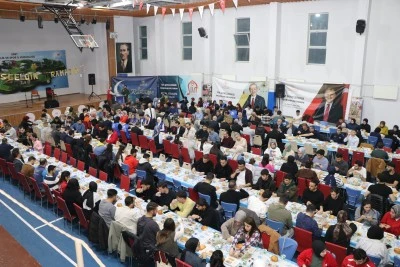 Vali Kızılkaya gen&ccedil;lerle iftarda buluştu