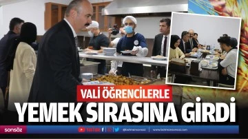Vali &ouml;ğrencilerle yemek sırasına girdi