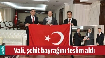 VALİ, ŞEHİT BAYRAĞINI TESLİM ALDI