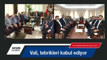 Vali, tebrikleri kabul ediyor