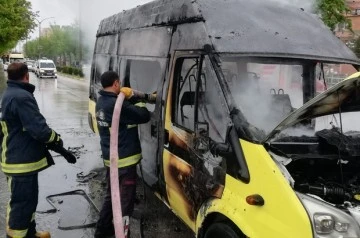 Van'da bir yolcu minibüsü yandı