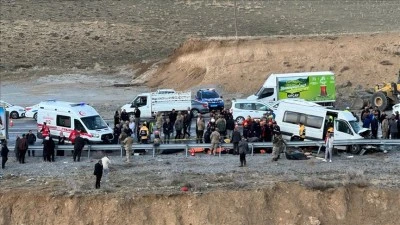 Van'da minib&uuml;sle kamyonetin &ccedil;arpıştığı kazada 6 kişi &ouml;ld&uuml;, 13 kişi yaralandı