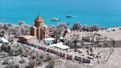 Van'da"3. Akdamar Adası Badem &Ccedil;i&ccedil;eği Festivali" başladı