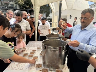 Vatandaşlara aşure dağıtıldı