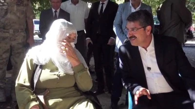 Vekilden &ccedil;at kapı ziyaret