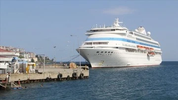 Yabancı turistler kruvaziyer turizmiyle Sinop'un tarih ve k&uuml;lt&uuml;r&uuml;n&uuml; tanıma fırsatı buldu