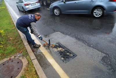 Yağmur suyu hatları temizlenerek &ouml;nlem alındı