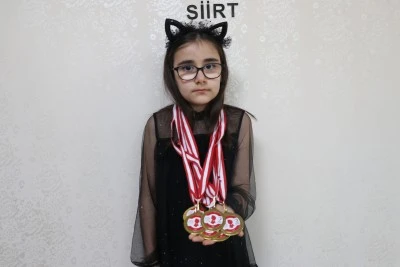 Yakınlarını kan bağışında bulunmaya ikna eden Zeynep'e T&uuml;rk Kızılaydan 7 madalya