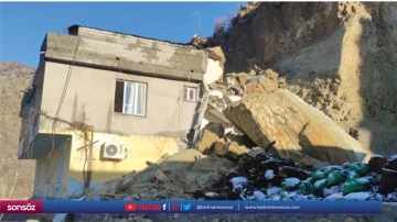 Yamaçtan kopan kaya parçaları bir eve zarar verdi
