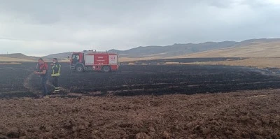 Yangın &ccedil;ıkan arazideki mahsul zarar g&ouml;rd&uuml;