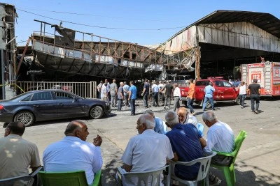 Yangında 3 iş yeri ve 19 trakt&ouml;r kullanılamaz hale geldi