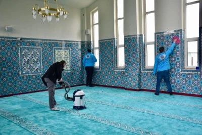 Yangında zarar g&ouml;ren cami ibadete a&ccedil;ıldı