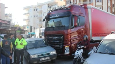 Yardıma giden kişi otomobiliyle yayaya &ccedil;arptı