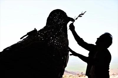Yarım ton atıkla yaptığı g&uuml;vercin heykeliyle d&uuml;nya barışı i&ccedil;in mesaj veriyor