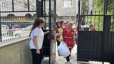 Yaşlı ve engellileri evlerinde yalnız bırakmıyor