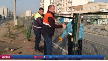 Yayaların g&uuml;venliği i&ccedil;in tel bariyerler yenilendi