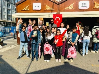 Yazar Demirhan, &ouml;ğrenciler i&ccedil;in kitaplarını imzaladı
