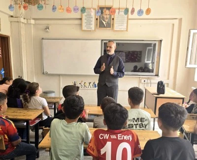 Yazar &Ouml;zmen, &ouml;ğrencilerle buluştu