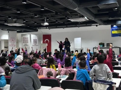 Yazar T&uuml;lin Kozikoğlu Mardin'de &ouml;ğrencilerle bir araya geldi