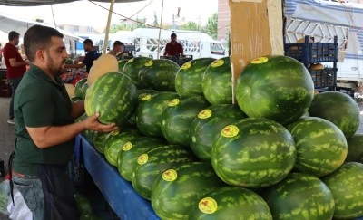 Yazın sağlıklı kalmanın yolu su t&uuml;ketimi ve sebze ağırlıklı beslenmeden ge&ccedil;iyor