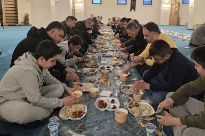 YediHilal Derneği "Geleneksel Medine Usul&uuml;" iftar programı ger&ccedil;ekleştirdi