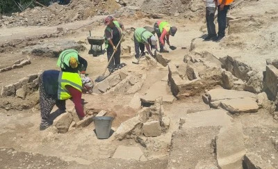 Yenik&ouml;y Kemerk&ouml;y Enerji'nin maden sahasındaki kazılarda 5 bin yıllık eserler &ccedil;ıktı