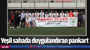 Yeşil sahada duygulandıran pankart