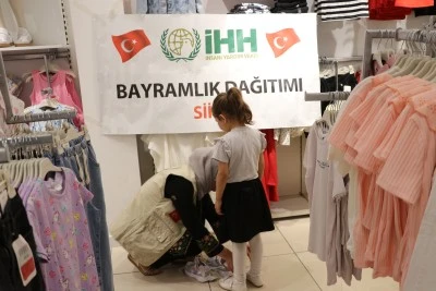 Yetim &ccedil;ocuklara bayramlık giysi hediye edildi