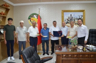 Yılın ilk Antep fıstığı yetiştiricisi altınla &ouml;d&uuml;llendirildi