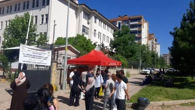 YKS'ye giren &ouml;ğrenci ve ailelerine su ikram edildi