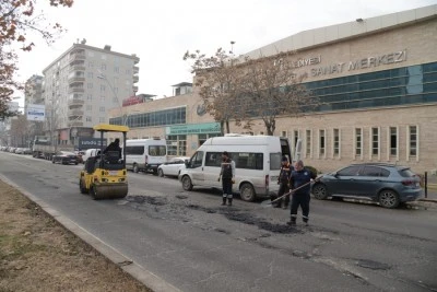 Yoğun kar, don ve tuzlama sonrası yollarda onarım &ccedil;alışması başlatıldı