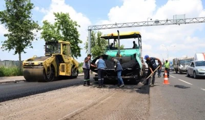 Yol bakım ekipleri sahada &ccedil;alışmalarını s&uuml;rd&uuml;r&uuml;yor