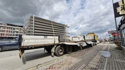 Yola devrilen gaz depolama tankı ulaşımı aksattı
