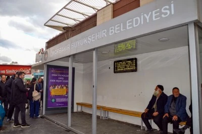 Yolcu durakları akıllı duraklara d&ouml;n&uuml;şt&uuml;r&uuml;l&uuml;yor