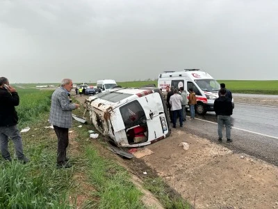 Yolcu minib&uuml;s&uuml;n&uuml;n devrildiği kazada 7 kişi yaralandı