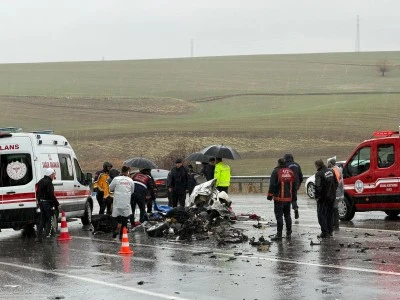Yolcu otob&uuml;s&uuml; ile otomobilin &ccedil;arpıştığı kazada 3 kişi &ouml;ld&uuml;
