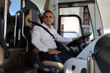 Yolcunun seyir halindeki otob&uuml;s&uuml;n direksiyonuna m&uuml;dahale