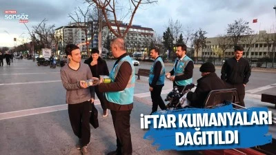 Yolda iftar kumanyaları dağıtıldı