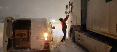 Yolda kalan s&uuml;r&uuml;c&uuml; ve yolculara ikramda bulunuldu