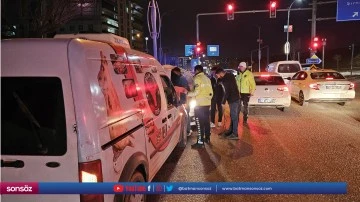 Yolda kalan s&uuml;r&uuml;c&uuml;ye trafik polisleri yardım etti