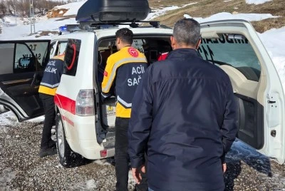 Yolda mahsur kalan ambulans, ekiplerin &ccedil;alışmasının ardından hastaya ulaştı